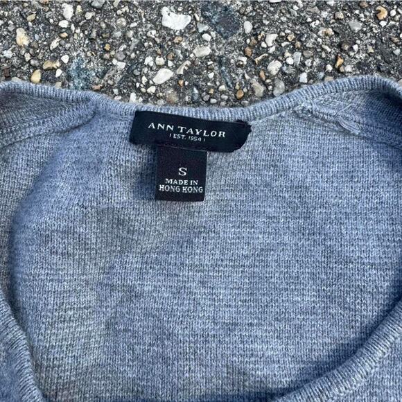 timeless elegant preppy merino wool Ann Taylor grey sweater women's size small - Picture 3 of 8